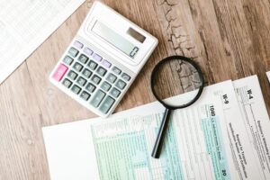 Jak przechowywać sezonowe ubrania i zyskać miejsce w szafie